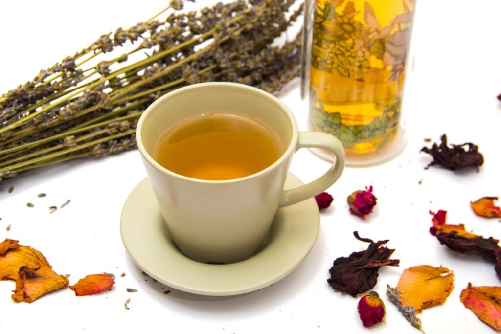 Tisana alle erbe in tazza con fiori secchi e lavanda