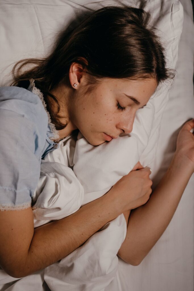 Donna che dorme pacificamente a letto